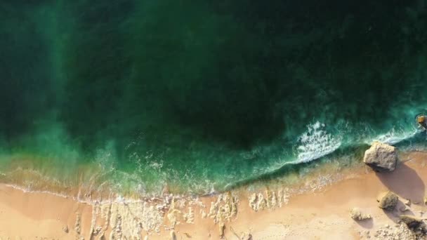 Hermoso océano transparente rollos de agua en la playa de arena — Vídeo de stock