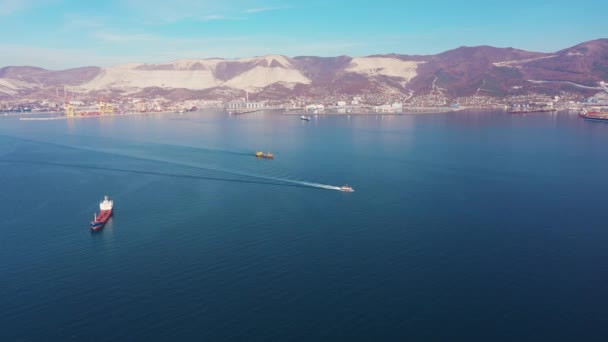 Pohyb přes nákladní a turistické lodě přes azurový oceán — Stock video