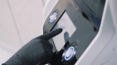 Doktor ellerinin kapatılması prosedürden önce lazer donanımı çalıştırır, yan görüş