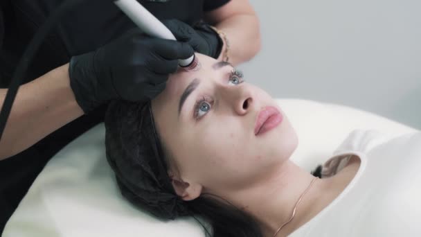 近视时，美容师的手在女人脸上做水溶性剥脱手术 — 图库视频影像