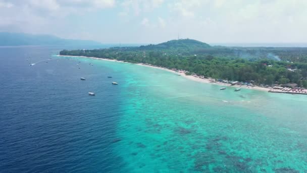 Ruch nad strefą półki pięknej wyspy z piaszczystą plażą — Wideo stockowe