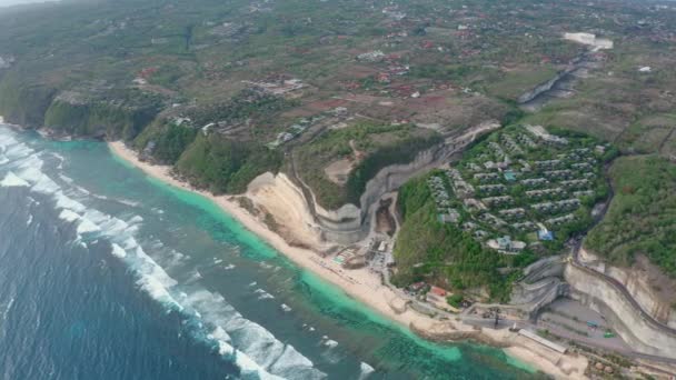 Small resort bungalows complex located on steep ocean coast — Stock Video