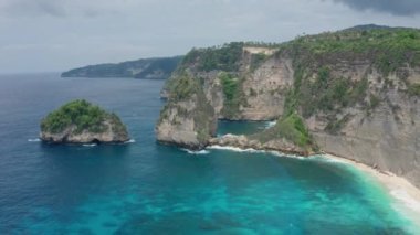 Diamond Beach, Nusa Penida, Endonezya 'daki okyanus ve dağların havadan görünüşü