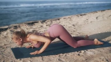 Yetenekli kadın çocuk ve kral kobra yoga pozları veriyor.