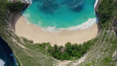 Nusa Penida Adası 'ndaki Kelingking Sahili' nin havadan görünüşü, güzel okyanus, dağlar.