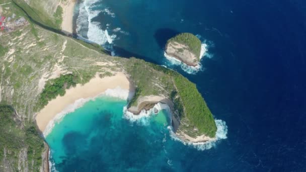 Widok z powietrza na ocean i góry w Kelingking Beach, Nusa Penida, Indonezja — Wideo stockowe