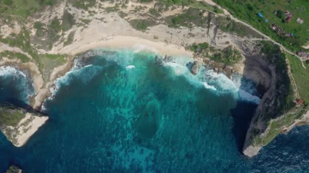 Vista aérea da praia Diamond na Ilha Nusa Penida, belo oceano, montanhas — Vídeo de Stock