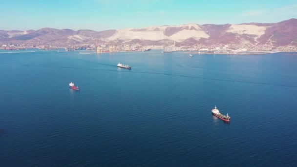 Κίνηση πάνω από τα φορτηγά πλοία που πλέουν σε απέραντο ωκεανό — Αρχείο Βίντεο