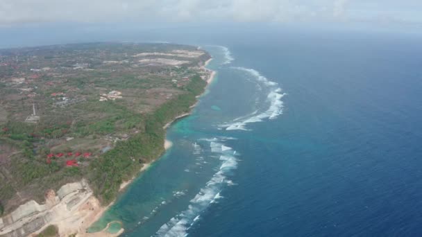 mousse épaisse blanche sur la surface calme de l'océan créée par de larges vagues 
