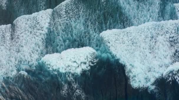 Καταπληκτικά μπλε κύματα ωκεανού που καλύπτονται με λευκό αφρό εναέρια — Αρχείο Βίντεο
