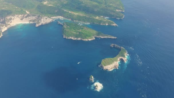 Strand von Atuh, Luftaufnahme einer tropischen Insel, die vom Meer umspült wird, Nusa Penida, Bali, Indonesien — Stockvideo