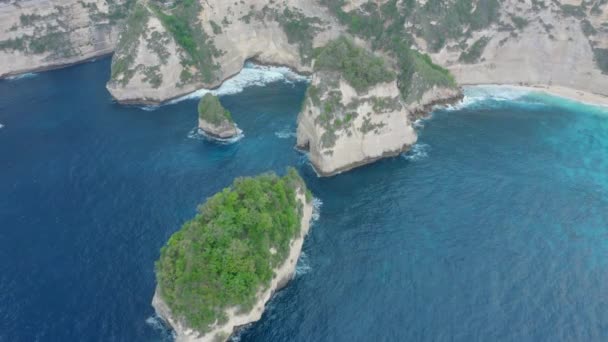 Vista aérea de la playa de Diamond en la isla de Nusa Penida, hermoso océano, montañas — Vídeo de stock