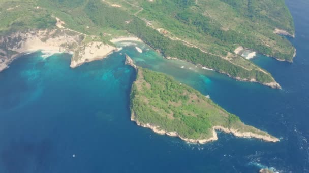 Spiaggia di Atuh, Veduta aerea dell'isola tropicale bagnata dall'oceano, Nusa Penida, Bali, Indonesia — Video Stock