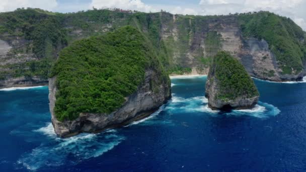 Vista aérea da Praia Kelingking na Ilha Nusa Penida, belo oceano, montanhas — Vídeo de Stock