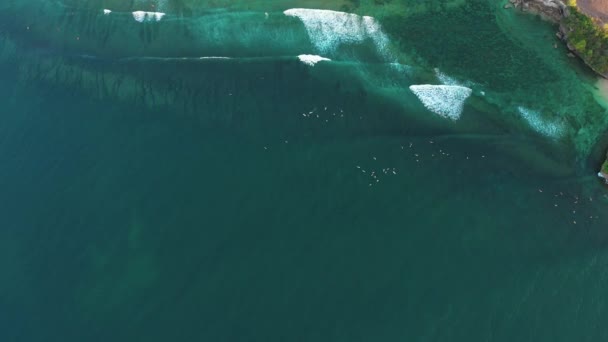 Ilimitadas aguas profundas del océano azul lava la playa con olas — Vídeos de Stock