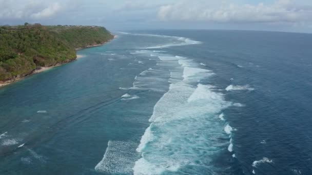 Hermosa superficie del océano azul con olas que crean espuma — Vídeo de stock