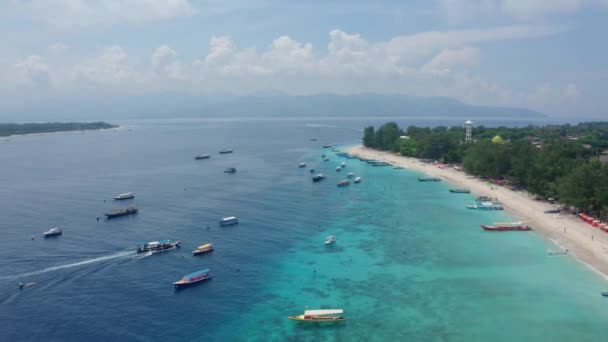 Diferentes navios navegam na bela água do oceano azul sem limites, vista aérea — Vídeo de Stock