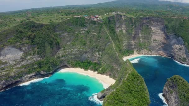 Vista aérea de la playa Kelingking en la isla de Nusa Penida, hermoso océano, montañas — Vídeo de stock