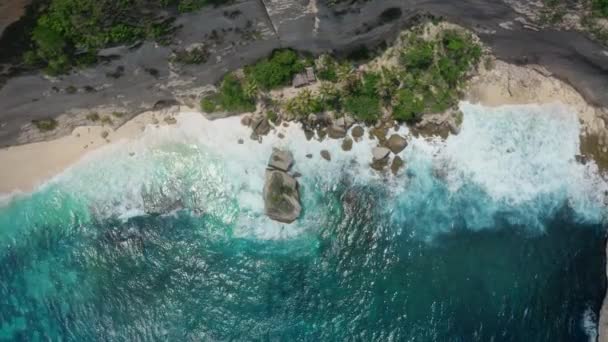 Top down luchtfoto van azuurblauw water, golven van de oceaan crashen op wild strand — Stockvideo