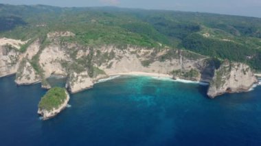 Hava manzaralı güzel beyaz kumlu elmas plajı, turkuaz okyanus, dağlar. 