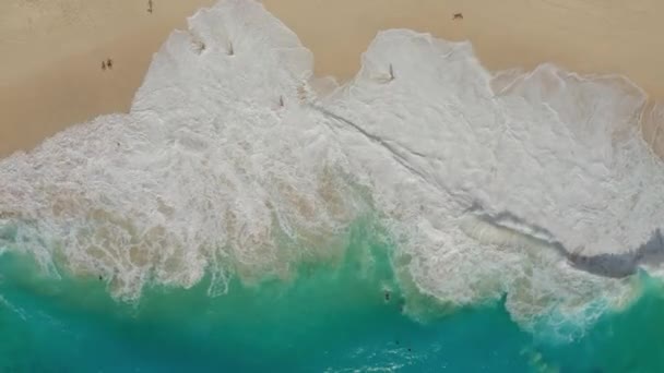 Vue aérienne de la plage de sable blanc avec les touristes et l'eau bleu azur, les vagues de l'océan — Video