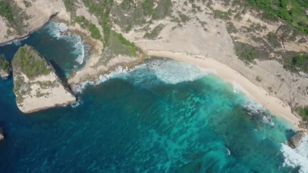 Vista aérea hermosa arena blanca Playa del diamante, océano turquesa, montañas — Vídeos de Stock