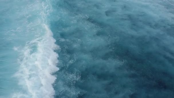 Vista aérea de cima para baixo das ondas gigantes do oceano, espumando e salpicando em câmera lenta — Vídeo de Stock