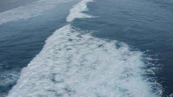 Felülről lefelé légi kilátás az óceán hatalmas hullámok, habzó és fröccsenő Lassú mozgás — Stock videók