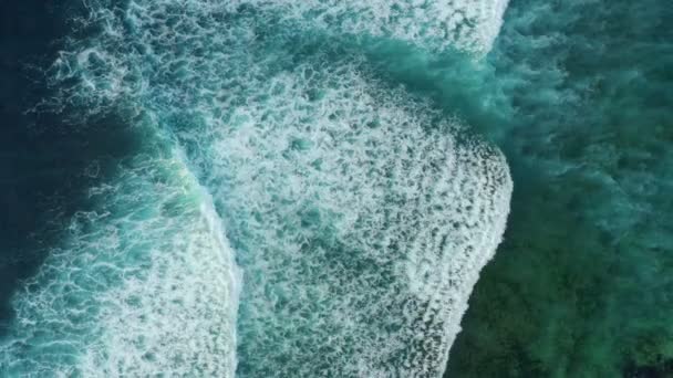 巨大而平静的波浪翻滚，形成白色浓密的泡沫 — 图库视频影像