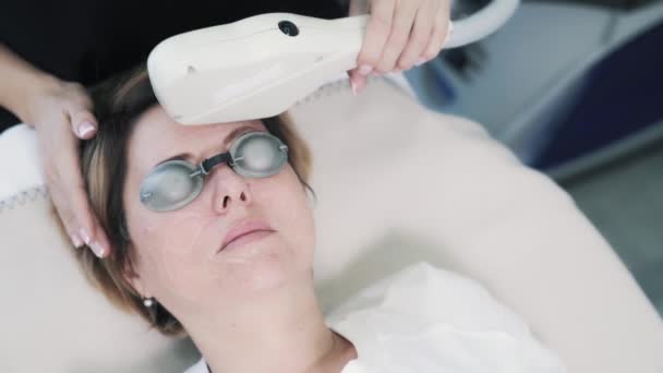 Bovenaanzicht van cosmetologen handen doen ultrasound lifting procedure — Stockvideo