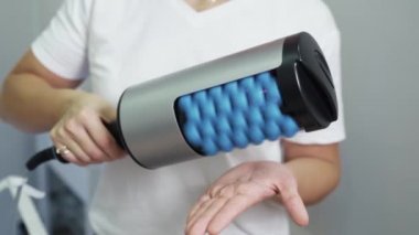 Yakın plan, doktor anti-selülit prosedürü için paten cihazı gösterdi