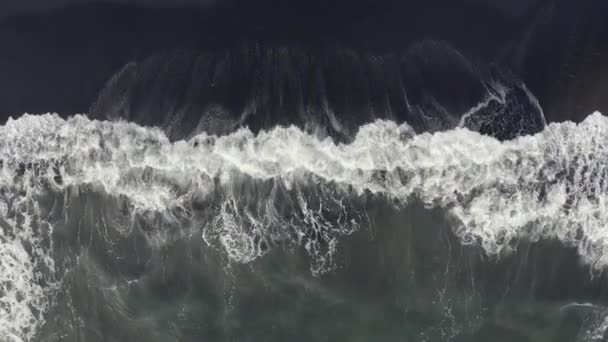Flygfoto ovanifrån vacker natur vulkanisk svart sand strand och gigantiska vågor — Stockvideo