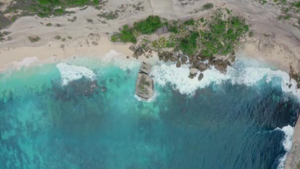 Top down antenn utsikt över azurblått vatten, havsvågor kraschar på vild strand — Stockvideo