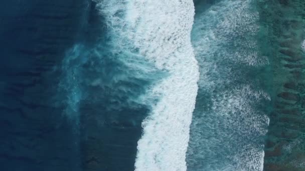 Vue aérienne de haut en bas des vagues géantes de l'océan, moussant et éclaboussant Mouvement lent — Video