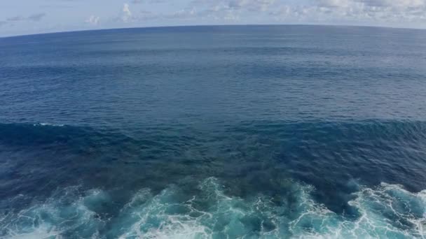 Flygfoto över blå hav med vackra skummande rullande vågor på solig dag — Stockvideo