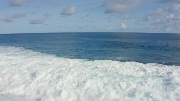 Αεροφωτογραφία του γαλάζιου ωκεανού με όμορφα αφρώδη κυματιστά κύματα την ηλιόλουστη μέρα — Αρχείο Βίντεο