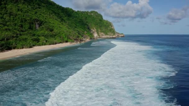 Pemandangan udara laut dengan ombak berbusa yang indah, gunung di pantai — Stok Video