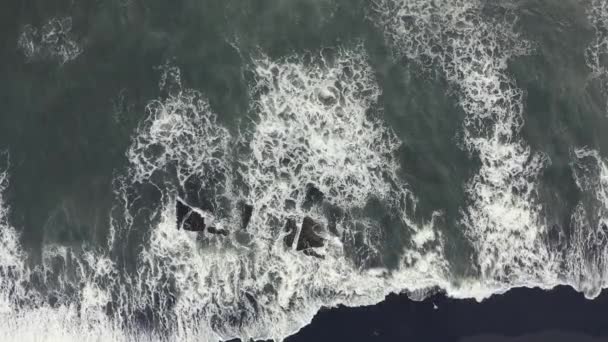 Vista aérea hermosa naturaleza de la playa de arena negra volcánica y olas gigantes — Vídeo de stock