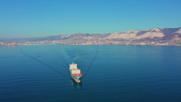 Luftaufnahme eines Containerschiffs, das mit Fracht vom kommerziellen Seehafen aus schwimmt — Stockvideo
