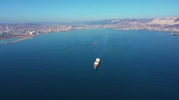 Letecký pohled na kontejnerovou loď plovoucí s nákladem z obchodního námořního přístavu — Stock video