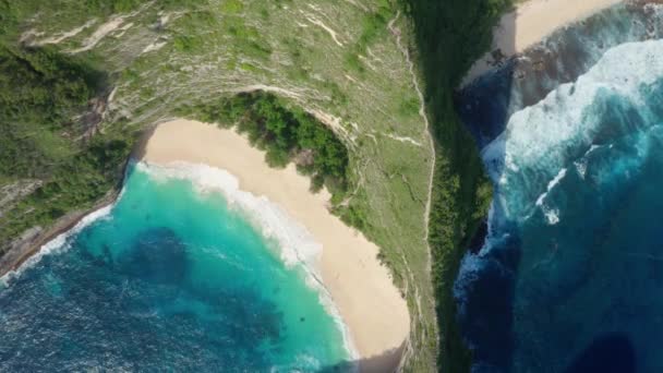 Vista aérea de la playa Kelingking en la isla de Nusa Penida, hermoso océano, montaña — Vídeo de stock