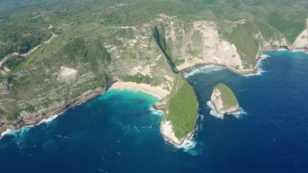 Uitzicht vanuit de lucht op zee en rotsen op Kelingking strand, Nusa Penida, Bali, Indonesië — Stockvideo