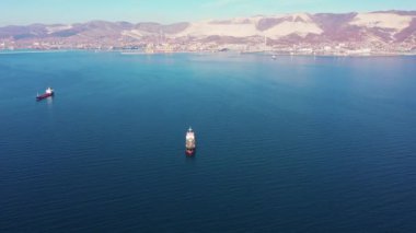 Denizdeki ultra büyük kargo gemisinin hava görüntüsü gün batımında limandan ayrılıyor.