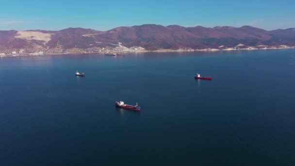 Hava manzarası, gemiler sakin mavi okyanus yüzeyinde yamaçlara doğru sürükleniyor. — Stok video