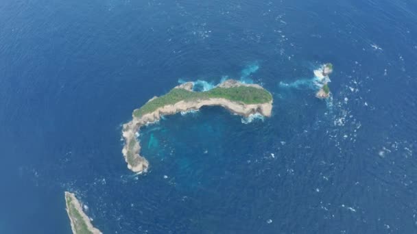 Aerial view of small wild deserted islands surrounded by blue water of ocean — Stock Video