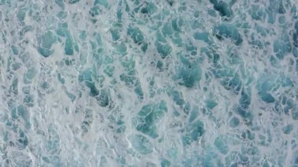 Slow-motion top down aerial view of the ocean giant waves, foaming and splashing — Stock Video