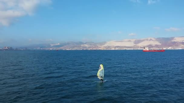 Vista aérea do windsurfista surfar em calmo azul profundo do mar, esporte extremo — Vídeo de Stock