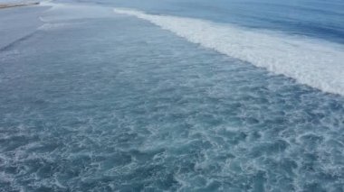 Denizin şeffaf açık mavi dalgalarının hava görüntüsü, yavaş çekim görüntüleri.
