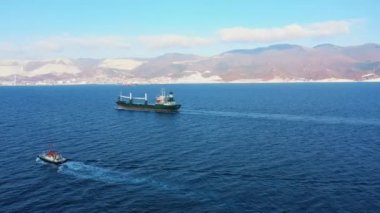 Deniz ve su yoluyla giden büyük ve küçük gemilerin havadan görünüşü