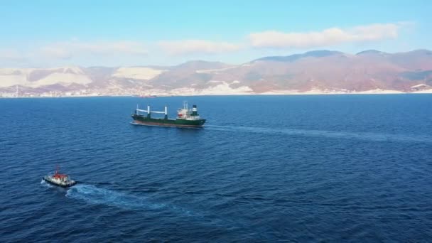 Widok z powietrza na duże i małe statki pływające drogą morską, transport wodny — Wideo stockowe